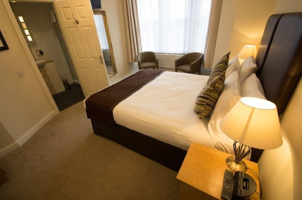 Heath Cottage Hotel Dewsbury Exteriör bild