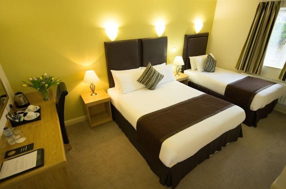 Heath Cottage Hotel Dewsbury Exteriör bild